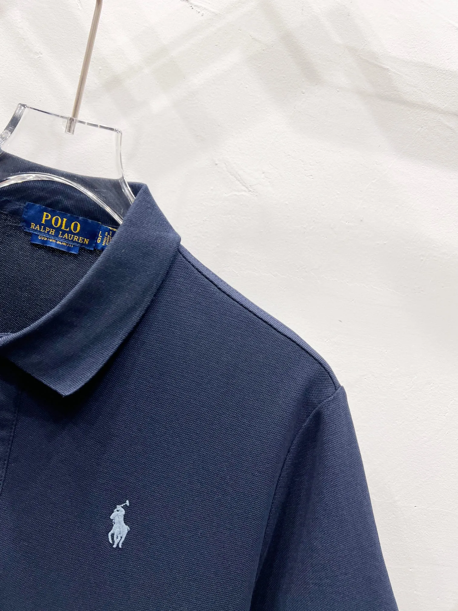 P140 Ralph Lauren Ralph Lauren two-button classic pony embroidered polo shirt short-sleeved T-shirt men's polo This Polo shirt is a timeless "elegant man" in the wardrobe. The dark blue background + classic equestrian embroidery, Ralph Lauren's classic DNA will make your heart beat at a glance! The lapel design has a sense of elegance, and the two white buttons are perfect details. It is refreshing when worn alone, and it is also very elegant when paired with a suit. Color: blue Size: M-XXL